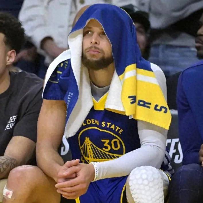 库里重返赛场，夺冠首场状态出色，FPX观众沸腾！