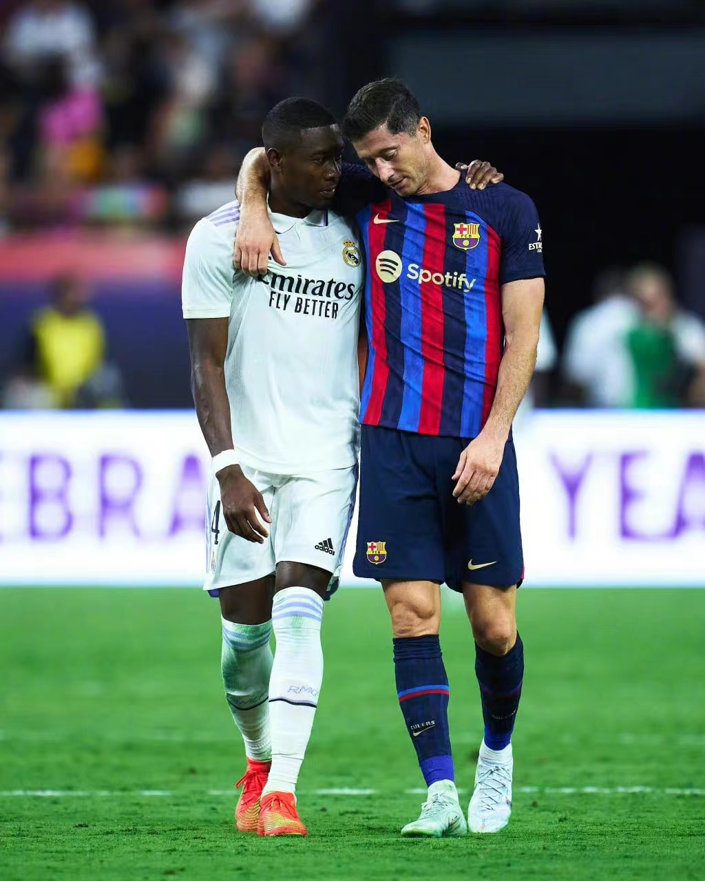 莱万多夫斯基在塞尔维亚队比赛中锐不可当,表现优异引发热议!的简单介绍