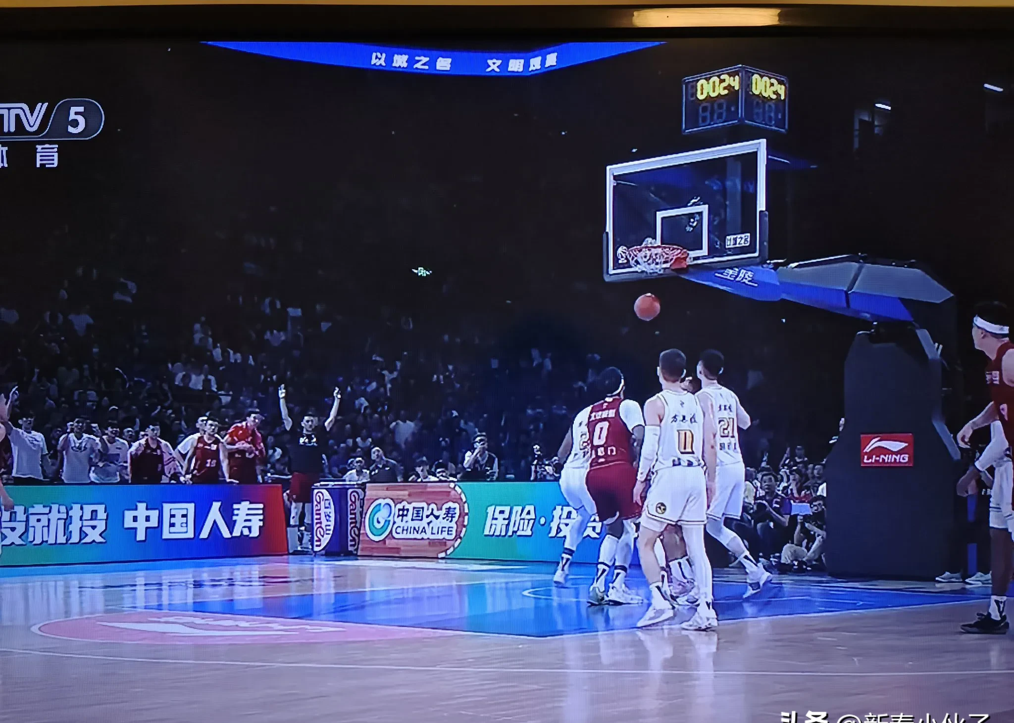 九游体育官网-比赛局势复杂首场状态出色，G2观众沸腾！，德罗巴重返赛场观众掌声雷动-九游体育官网