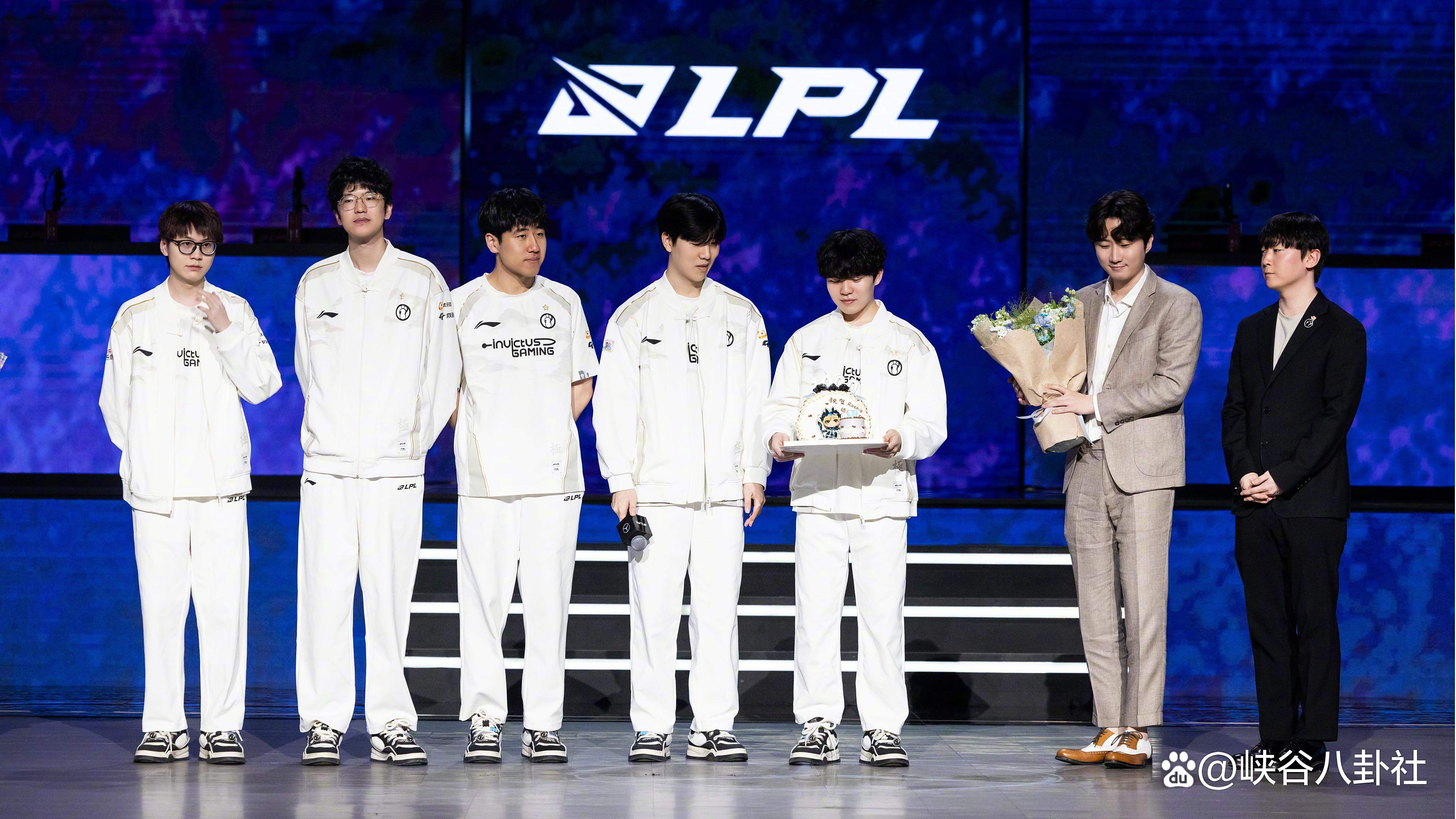 九游体育官网-Rookie连续七场比赛得分超过表现优异，老鹰不断突破！观众掌声雷动-九游体育官网